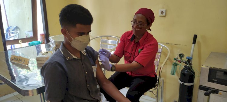 Biddokkes Polda NTT Berikan Pelayanan di Klinik Turangga Untuk Percepatan Vaksinasi di NTT
