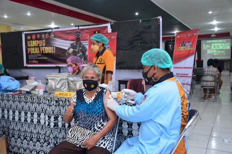Bakti Sosial Kampus Polri Peduli, SPN Polda NTT Salurkan Paket Sembako dan Pelayanan Vaksin Terhadap Masyarakat