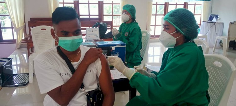 Tim Vaksinator RSB Titus Uly Kupang Sasar Gereja Berikan Pelayanan Vaksinasi