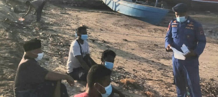 Tegakan Prokes di Daerah Pesisir Flotim, Personil Ditpolairud Polda NTT Bagikan Masker Gratis Kepada Nelayan Desa Riangrita