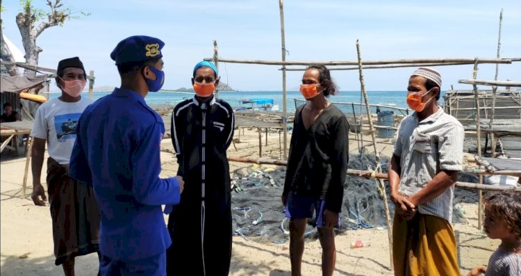 Patroli di Wilayah Pesisir Pulau Seraya Kecil, Personel Ditpolairud Polda NTT Ingatkan Warga Kurangi Kerumunan Saat Melaut
