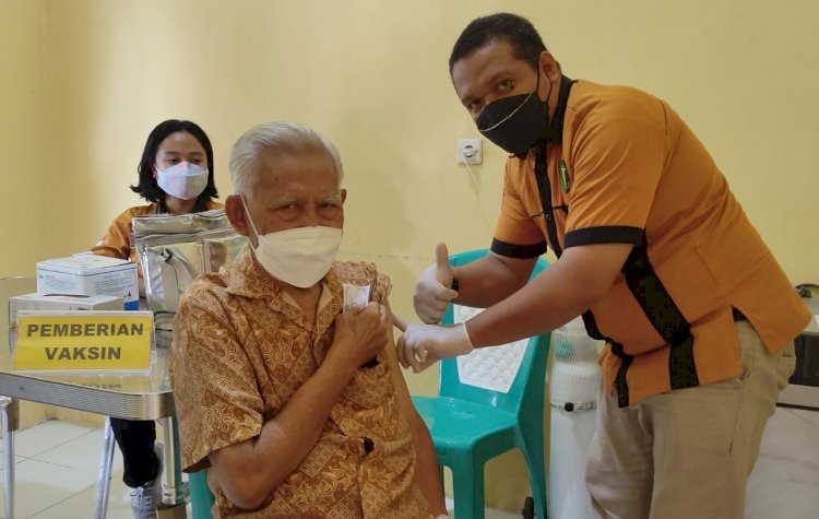Tim Rev@co Biddokes Polda NTT Terus Giatkan Pelayanan Vaksin Tahap I dan II di Klinik Turangga