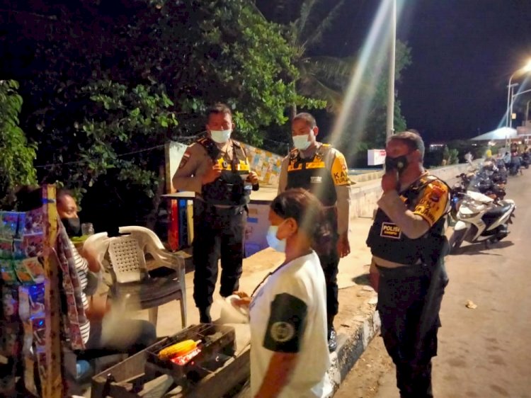 Giatkan Patroli Malam, Personel Dit Samapta Polda NTT Berikan Imbauan Kambtimas serta Prokes kepada Masyarakat