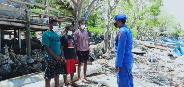 Cegah Penyebaran Virus di Kota Kupang, Personel Ditpolairud Polda NTT Imbau Nelayan Untuk Tidak Membuang Sampah Sembarangan