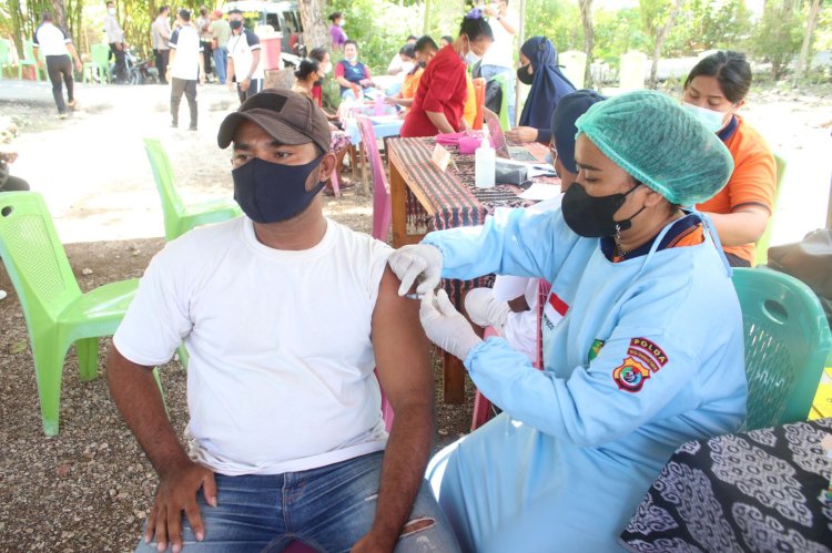 Putus Rantai Penyebaran Covid 19, Biddokkes Polda NTT Terus Berikan Pelayanan Vaksin Bagi Masyarakat Kota Kupang