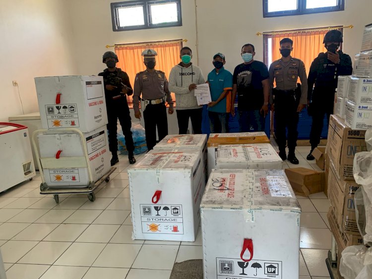 Personel Polda NTT Kawal Kedatangan 9.270 Vial Az Thailand yang Distribusikan Pemerintah Pusat Untuk Percepatan Vaksinasi di Wilayah NTT