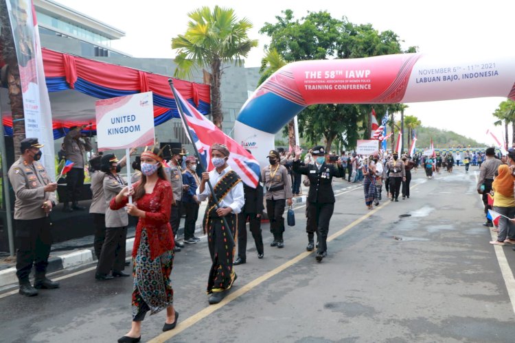 Meriahkan Acara IAWP ke-58 Tahun, Kadivhubinter Polri Buka Parade Of Nations di Labuan Bajo