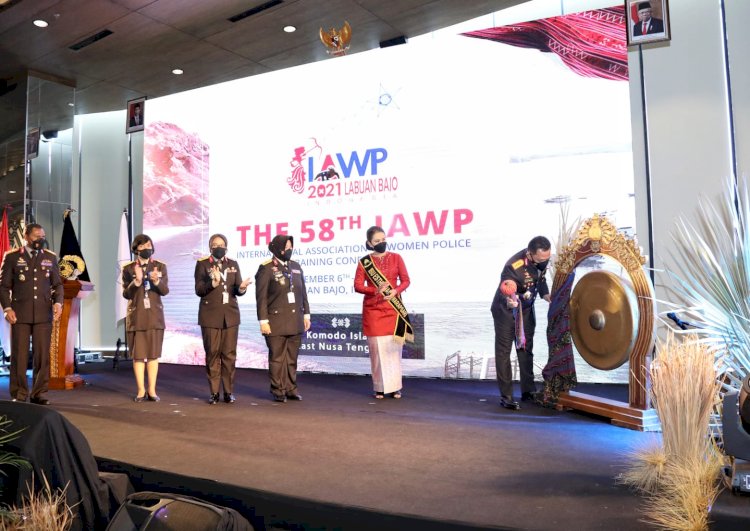 Ditandai dengan Pemukulan Gong, Resmi Kapolri Buka The 58th IAWP di Labuan Bajo