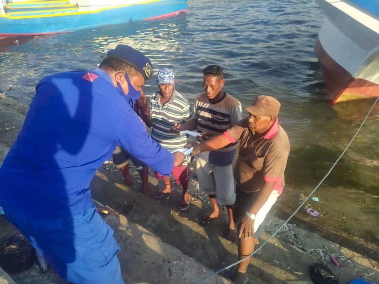Tegakan Prokes di Daerah Pesisir Kabupaten Kupang, Personel Ditpolairud Polda NTT Bagikan Masker Gratis Kepada Nelayan Sulamu