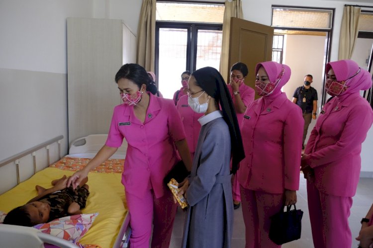 Penuh Haru, Kepala Panti Asuhan Rumah Kasih Labuan Bajo Ucapkan Terimakasih Atas Kunjungan Ketua Umum Bhayangkari