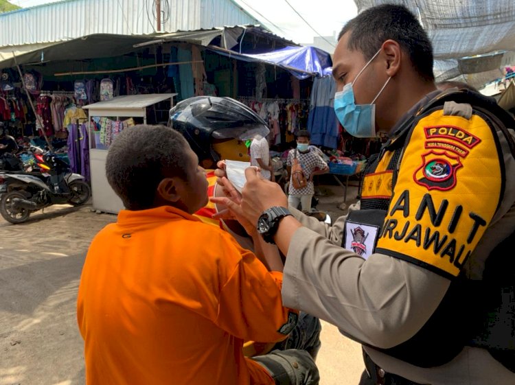 Turjawali Ditsamapta Polda NTT Bagi Masker dan Imbau Prokes di Pasar Kasih Kota Kupang