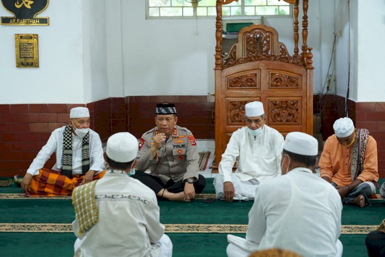 Usai Shalat Jumat, Kapolda NTT Berikan Tali Asih di Masjid Besar Ar-Rabithah Ende