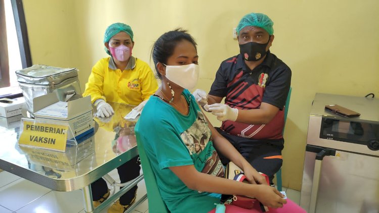 Komitmen Dukung Program Pemerintah, Tim Vaksinator Biddokkes Polda NTT Terus Beri Pelayanan Vaksinasi Kepada Masyarakat