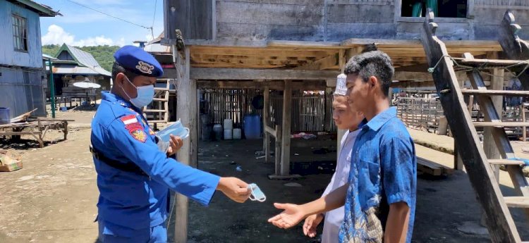 Edukasi Para Pemuda Pesisir Labuan Bajo, Personel Ditpolairud Polda NTT Bagikan Masker Gratis