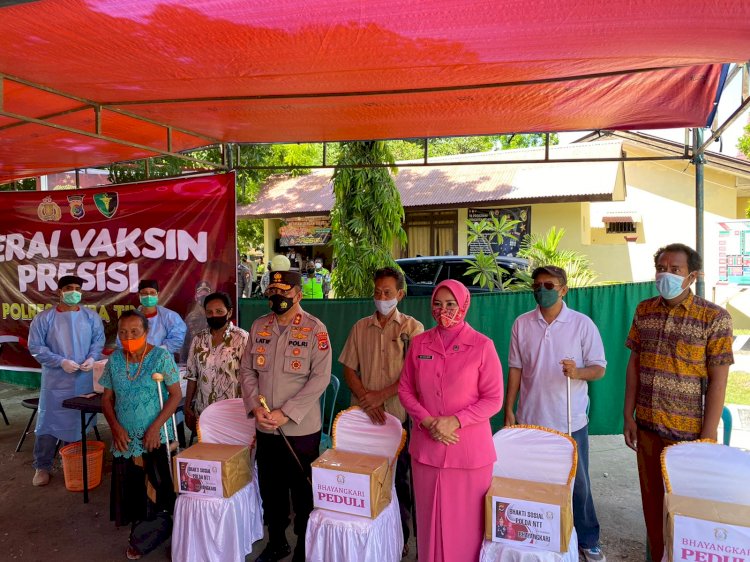 Kunjungi Polres Sumba Timur, Kapolda NTT dan Ketua Bhayangkari Daerah NTT Tinjau Vaksinasi dan Bagikan Bansos