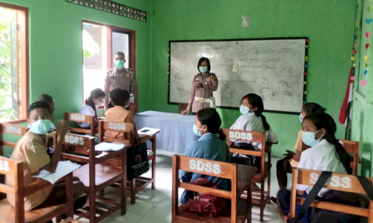 Beri Pengertian Tertib Lalulintas Sejak Dini, Ditlantas Polda NTT Kunjungi SMP Surya Mandala Kupang