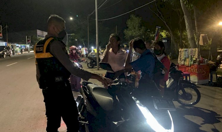 Patroli Malam Sasar Tempat Keramaian, Turjawali Ditsamapta Polda NTT Imbau Prokes dan Beri Pesan Kamtibmas