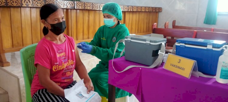 Gelar Pelayanan Vaksinasi di Gereja GMIT Nazaret Oesapa Timur, Petugas Vaksinator RSB Kupang Ingatkan Masyarakat Tetap Jaga Prokes Walaupun Sudah Divaksin