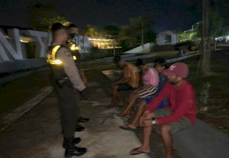 Patroli Malam, Turjawali Ditsamapta Polda NTT Ajak Para Pemuda dalam Menerapkan Prokes