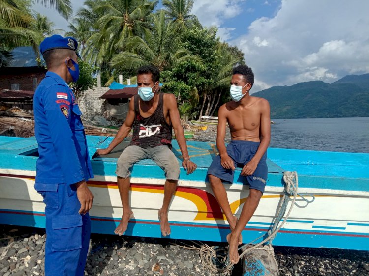 Cegah Lonjakan di Wilayah Pesisir Lembata, Personel Ditpolairud Polda NTT Imbau Masyarakat Nelayan Terus Gunakan Masker Saat Aktivitas