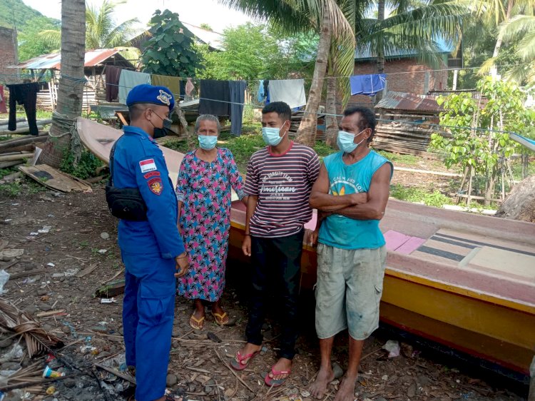 Sambangi Wilayah Pesisir Larantuka, Personel Ditpolairud Polda NTT Imbau Warga Agar Bersama Jaga Kamtibmas