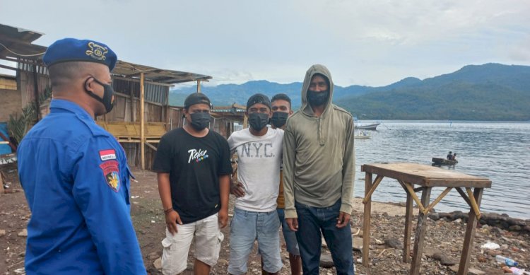 Beri Edukasi Prokes Kepada Pemuda di Wilayah Pesisir Flotim, Personel Ditpolairud Polda NTT Ingatkan Pentingnya Biasakan Pola Hidup Sehat
