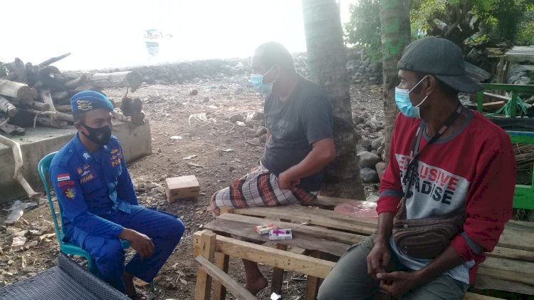 Sambagi Wilayah Pesisir Lembata, Personel Ditpolairud Polda NTT Imbau Warga Jaga Kelestarian Sumber Daya Alam