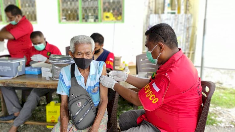 Tim Rev@co Biddokkes Polda NTT Datangi Desa Weliman Malaka, Berikan Pelayanan Vaksin