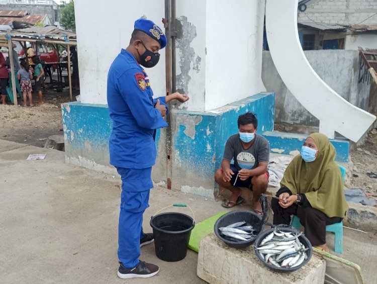Sambangi Pedagang Ikan di Wilayah Pesisir Sumba Timur, Personel Dirpolairud Polda NTT Imbau Prokes dan Bersama Jaga Kamtibmas