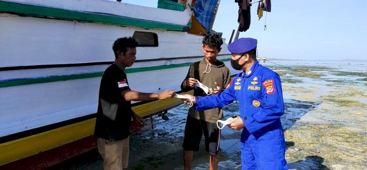 Sambangi Para Nelayan di Kota Kupang, Personel Ditpolairud Polda NTT Bagikan Masker dan Ingatkan Prokes 5M