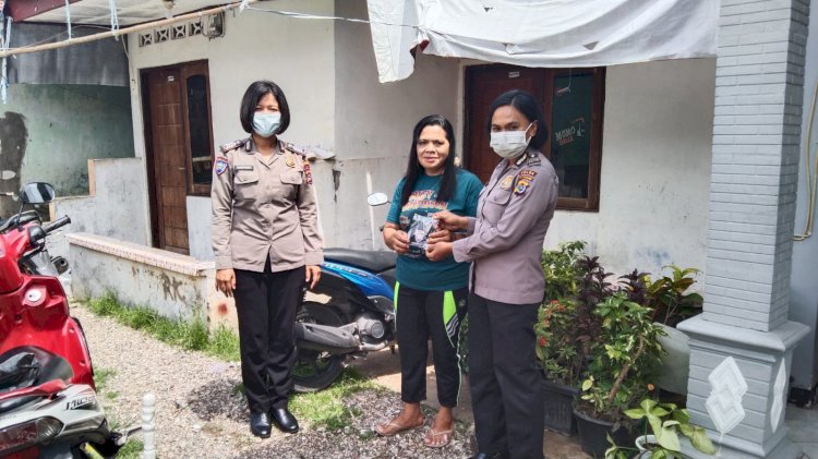 Antisipasi Penyebaran Covid-19, Dua Personel Polwan Ditbinmas Polda NTT Bagi Masker dan Imbau Prokes Kepada Warga Kampung Baru