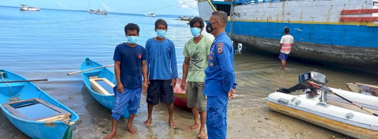 Peduli Lingkungan, Personel Ditpolairud Polda NTT Imbau Warga Sulamu Jaga Kebersihan Pantai