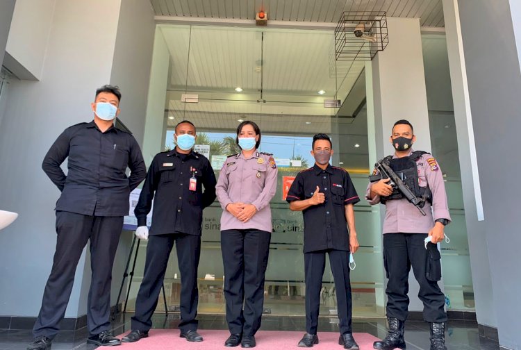 Personel Subditbinsatpam/Polsus Ditbinmas Polda NTT Sambangi Bank Sinar Mas dan Beri Pesan Kamtibmas dan Bagikan Masker