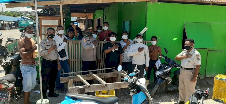 Personel Subditbintibsos Ditbinmas Polda NTT Bagi Masker Gratis dan Imbau Prokes Kepada Warga Kota Kupang