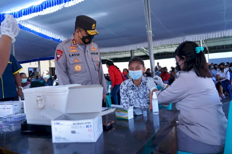 Usai Zoom Meeting dengan Kapolri, Kapolda NTT Pantau Langsung Vaksinasi Serentak di Kabupaten Ngada