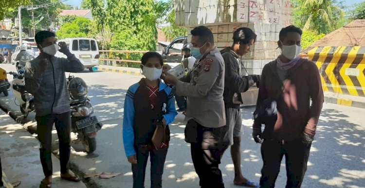Imbau Prokes dan Bagi Masker Gratis, Personel Subditbintibsos Ditbinmas Polda NTT Sasar Warga yang Tidak Memakai Masker