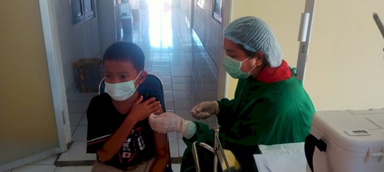 Beri Pelayanan Vaksinasi Bagi Masyarakat, dr.Mariana Latumenten bersama Tim Vaksinator RSB Titus Uly Kupang Imbau Warga Tetap Terapkan Prokes