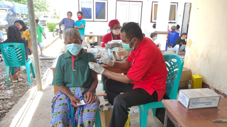 Biddokkes Polda NTT Beri Pelayanan Vaksinasi Bagi Masyarakat Kabupaten TTU