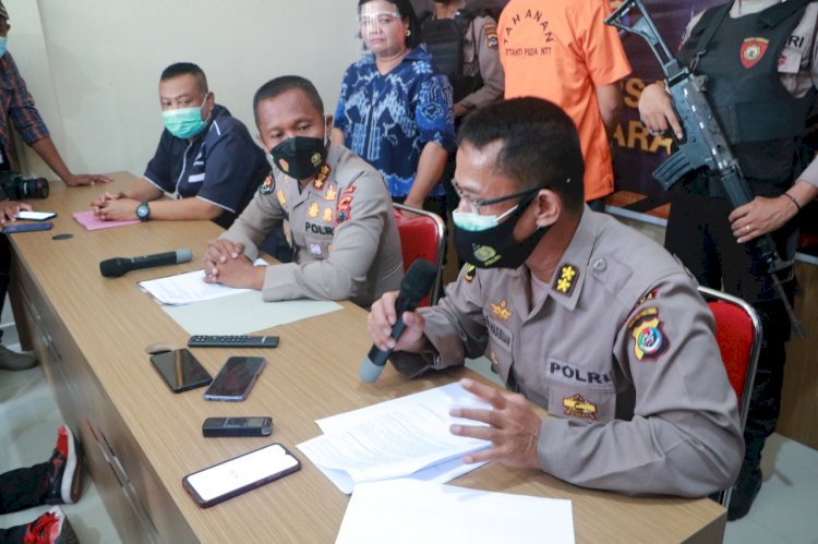 Jumpa Pers Kasus Pembunuhan Ibu dan Anak di Kota Kupang, Kabidhumas Polda NTT didampingi Ahli Forensik Jelaskan Penyebabnya