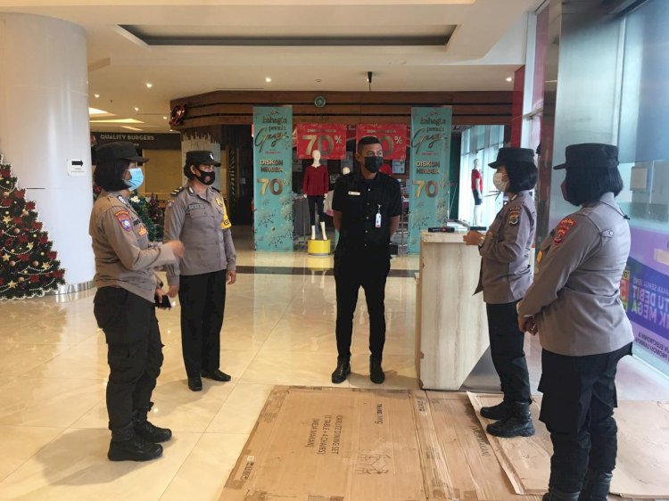 Sambangi Pusat Perbelanjaan di Kota Kupang, Personel Ditbinmas Polda NTT Beri Imbauan Prokes Secara Humanis