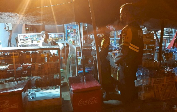 Jaga Kamtibmas tetap Kondusif, Personel Turjawali Ditsamapta Polda NTT Patroli Sambangi Para Pedagang Kaki Lima