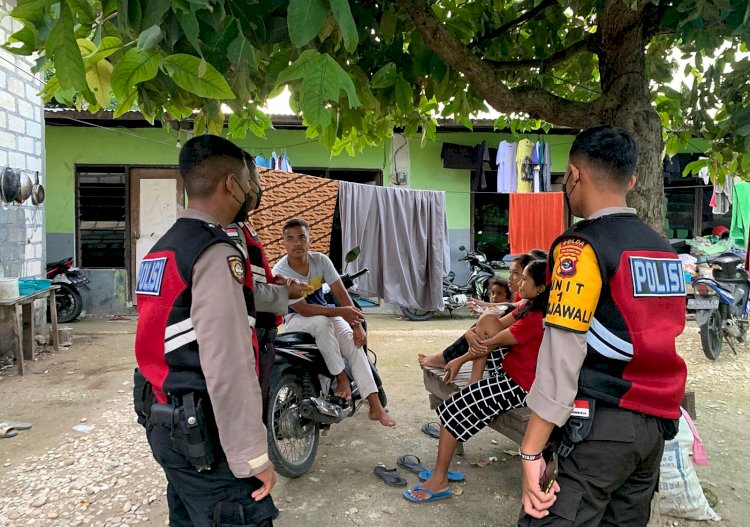 Patroli Dialogis di Pemukiman Warga, Personel Turjawali Ditsamapta Polda NTT Ingin Pastikan Situasi Aman dan Penerapan Prokes Tetap Berjalan
