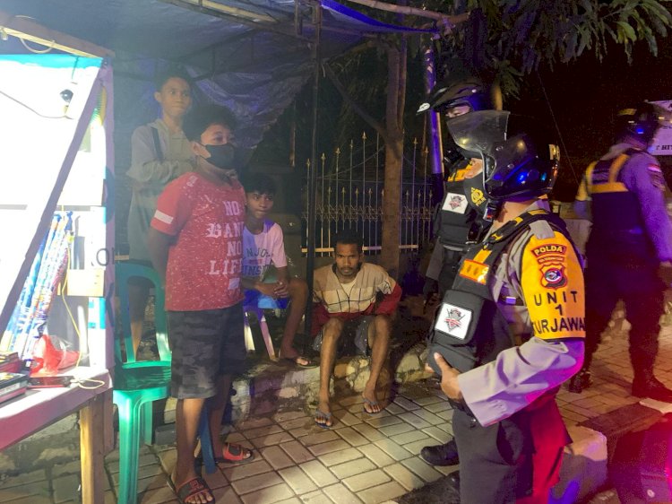 Patroli Malam Minggu di Kota Kupang, Personel Ditsamapta Polda NTT Beri Imbauan Kamtibmas