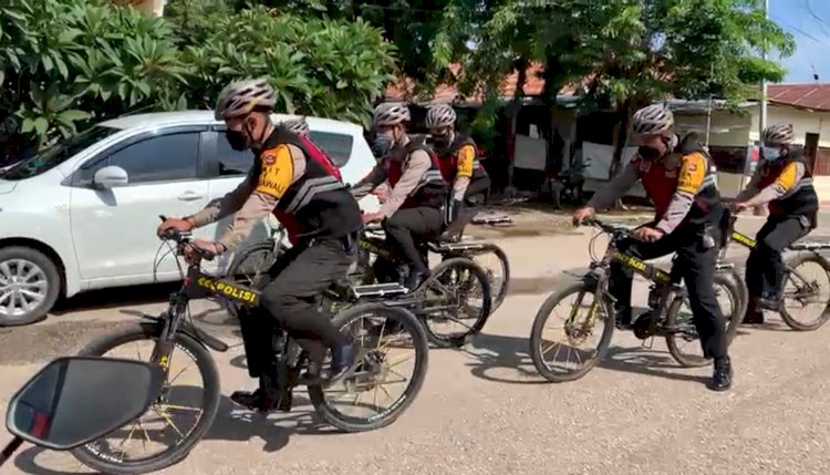 Dengan Bersepeda, Personel Unit Turjawali Ditsamapta Polda NTT Sambangi Warga Masyarakat