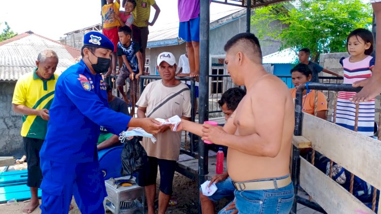 Tinjau Wilayah Pesisir Tablolong, Personel Ditpolairud Polda NTT Ingatkan Warga, Gunakan Masker Saat Beraktivitas