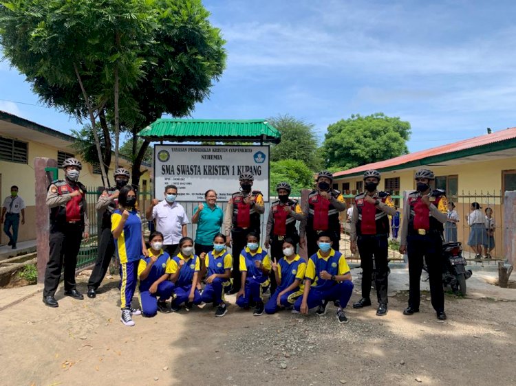 Sambangi SMA Kristen 1 Kupang, Tim Patroli Unit Turjawali Ditsamapta Polda NTT Beri Edukasi Pentingnya  Penerapan Prokes