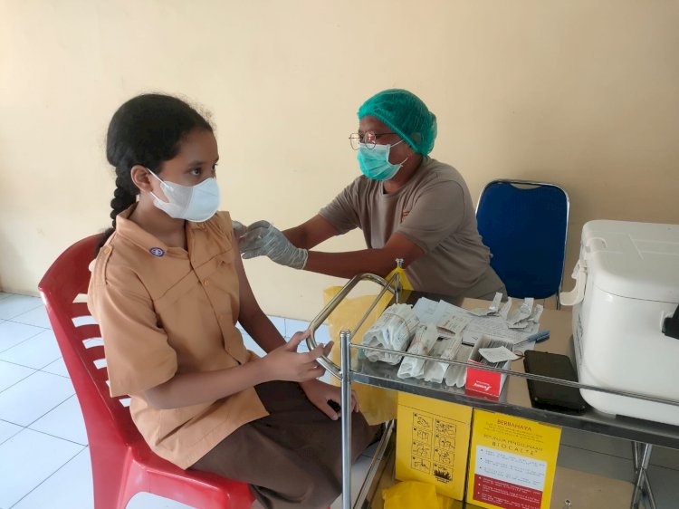 Tim Vaksinator RS Bhayangkara Kupang Berikan Pelayanan Vaksinasi kepada Anak-Anak