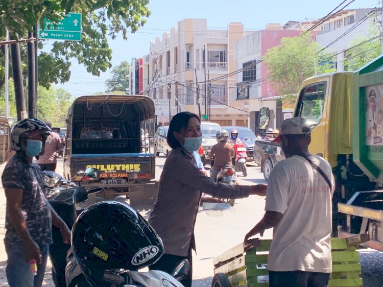 Cegah Penyebaran Varian Omicron, Ditbinmas Polda NTT Bagi-Bagi Masker kepada Masyarakat Kota Kupang
