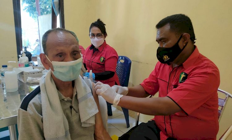 Gelar Vaksinasi di Klinik Turangga, Tim Vaksinator Biddokkes Polda NTT Layani Vaksin Tahap Pertama dan Kedua