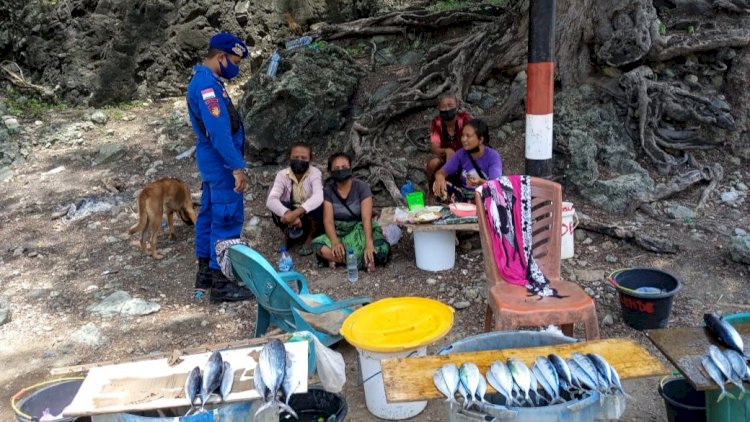Kunjungi Pedagang Ikan di Wilayah Pesisir Alor, Personel Ditpolairud Polda NTT  Ingatkan Warga Pentingnya Disiplin Prokes